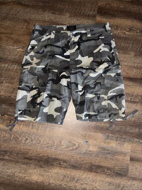 Men's Gray Camo Cargo Shorts - Tactical Pocket Utility